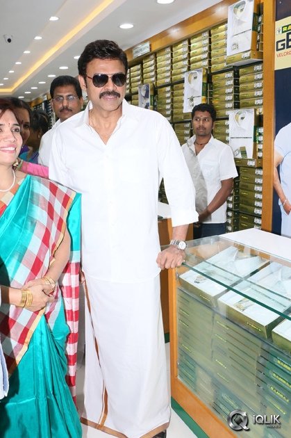 Venkatesh-Inaugurates-Ramraj-Cotton-Showroom